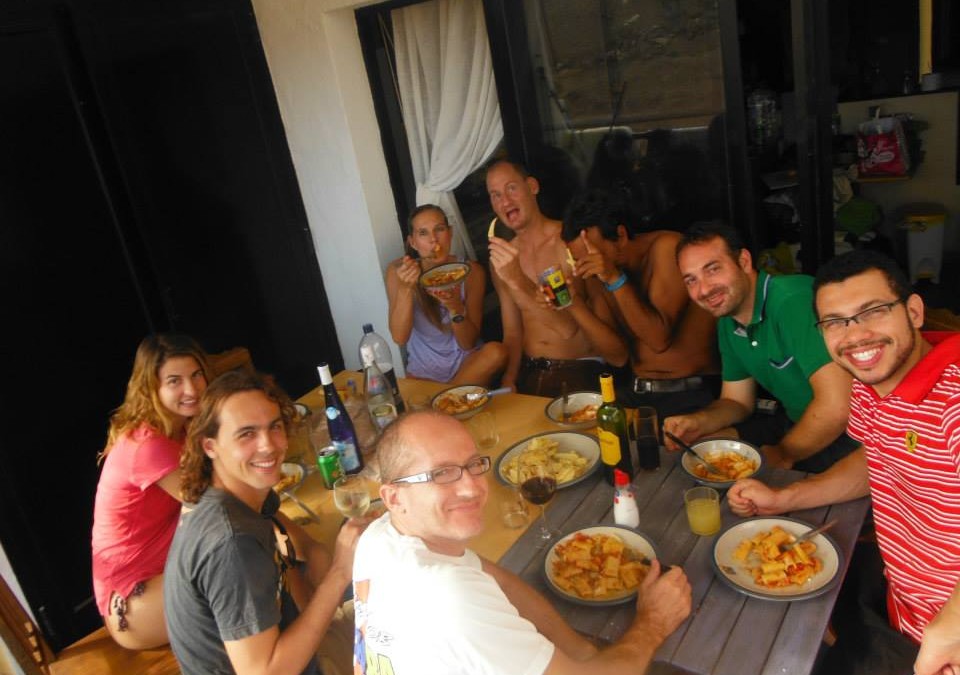 Fotografía de una comida en Canarias con amigos de Couchsurfing