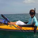 Foto sobre el kayak con el equipo de snorkel