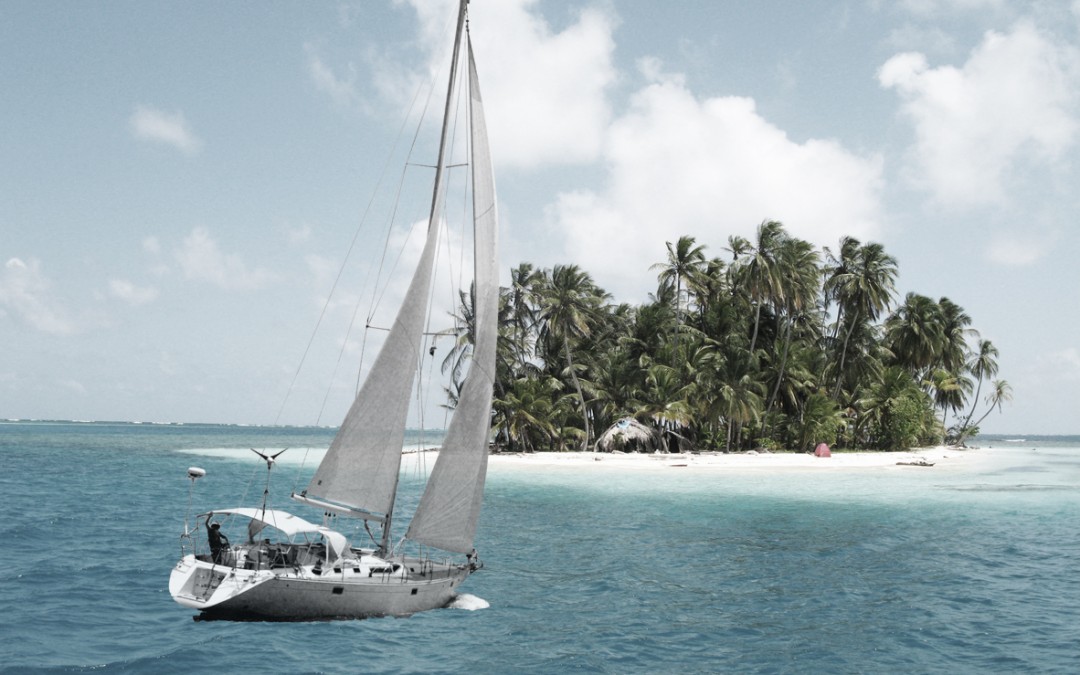 Velero navegando hacia una isla en San Blas