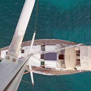 Imagen cenital del velero Natalie donde se observa la placa solar y el generador de viento.